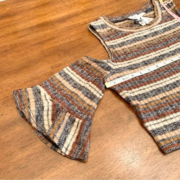 NWT BCBG Boho Y2K Open Shoulder Neutral Stiped Bell Sleeve Top S - Picture 5 of 9